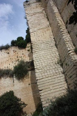 Monteleone 'deki terk edilmiş karst mağarası Rocca Doria, Sardinya, İtalya