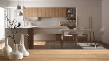 Minimalist modern vazolarla kaplı ahşap masa veya raf bulanık modern beyaz mutfak, ada ve sandalyeler, mermer döşemeler, minimalist iç mimari tasarım