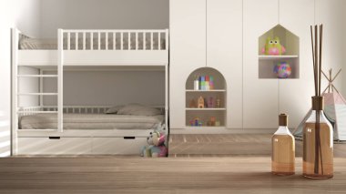 Ahşap masa ya da rafta aromatik çubuklar var. Bulanık çağdaş çocukların yatak odasının üzerinde şişeler, yatak odası, oyuncaklar ve kuklalar, parke, beyaz iç mimari tasarım.