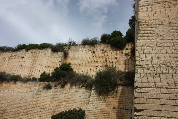 Monteleone 'deki terk edilmiş karst mağarası Rocca Doria, Sardinya, İtalya