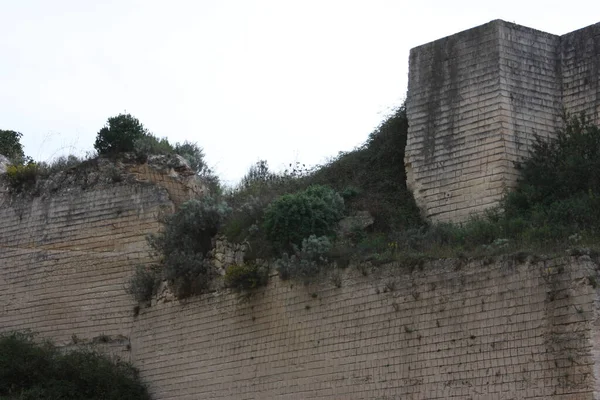 Monteleone 'deki terk edilmiş karst mağarası Rocca Doria, Sardinya, İtalya