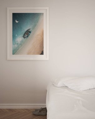 Beyaz duvarda gece plajı panoraması olan minimal beyaz yatak odası posterleri.