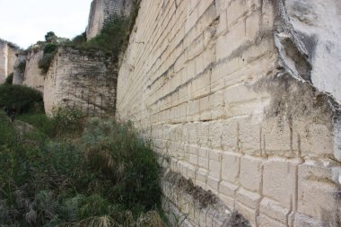 Monteleone 'deki terk edilmiş karst mağarası Rocca Doria, Sardinya, İtalya
