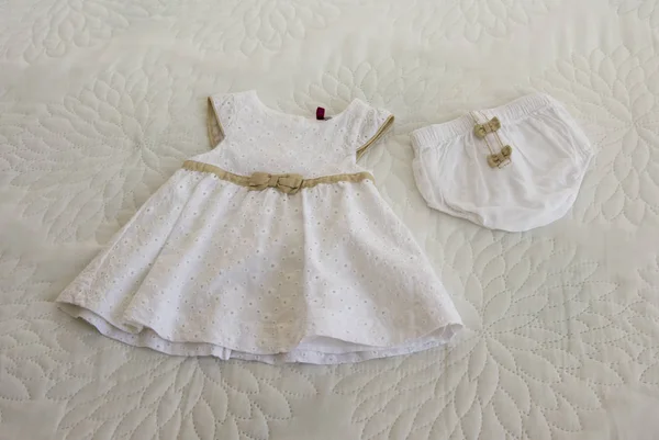 白いドレスと新生児の女の子のパンティー — ストック写真