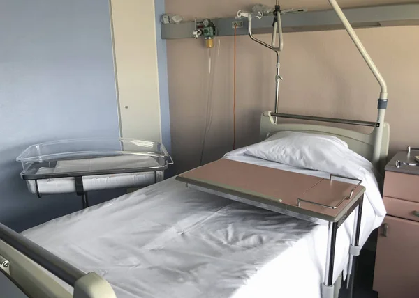 患者のベッドの近くに生まれたばかりの赤ちゃんのボックス空病院ベッド — ストック写真