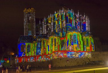 Le Mans, Fransa - 28 Ağustos 2016: Gece Chimera Roma ve Gotik Katedrali Saint Julien duvarına aydınlatmalı perfomance