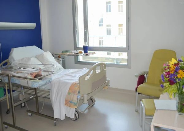 Pustym Szpitalu Pokój Łóżkiem Dla Pacjenta Noworodka Przy Łóżku — Zdjęcie stockowe