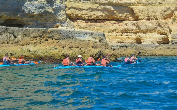 Groupe Personnes Canot Dans Océan Avec Des Montagnes Kayaks — Photo