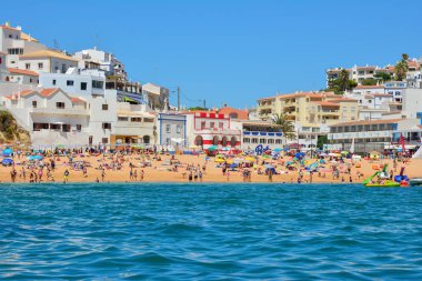 Portimao, Portekiz - 02 Ağustos 2017: Portekiz Algarve bölgesinin güneyinde kalabalık plaj