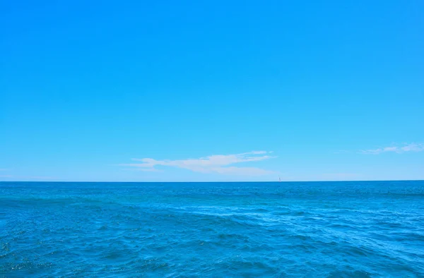 Blauer Klarer Himmel Mit Wolken Horizont Und Ruhiger See — Stockfoto