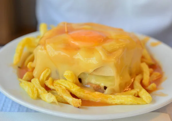 Panino Portoghese Francesinha Servito Con Patatine Fritte Piatto Originale Oporto — Foto Stock