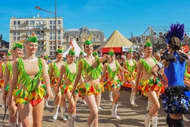Le Mans, Fransa - 16 Haziran 2017: Genç kızlar 24 Saat Le mans, Fransa'nın açılış geçit töreninde sokaklarda Mart