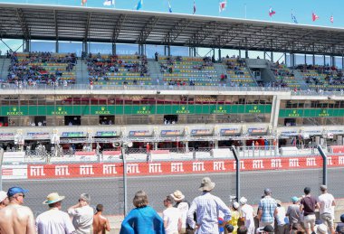 Le Mans, Fransa - 17 Haziran 2017: International Circuit seyirci tribün ile. Yarış pisti Motodrom