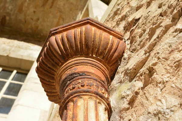 Columna Metal Oxidado Tallado Parte Del Castillo Francia — Foto de Stock