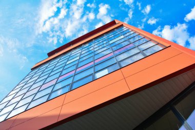Modern Turuncu Ofis ve cam pencereler ile bina