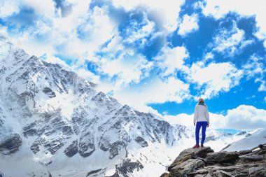 Mountain view. Sarışın kız dağlarda. Gökyüzü bulutlu