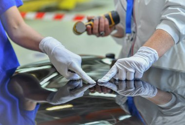 Adam elinde bir Parlatıcı tutar ve bir çizik gösterir