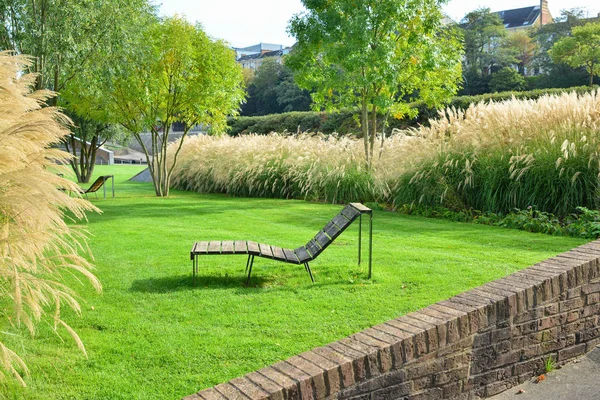 Una Chaise Longue Madera Para Relajarse Parque — Foto de Stock