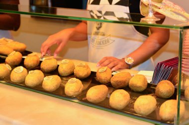 Lizbon, Portekiz - 05 Ağustos 2017: Casa Portuguesa pastel bacalhau Portekizce pastel bacalhau satırı. Lizbon ünlü pastel Dükkanı