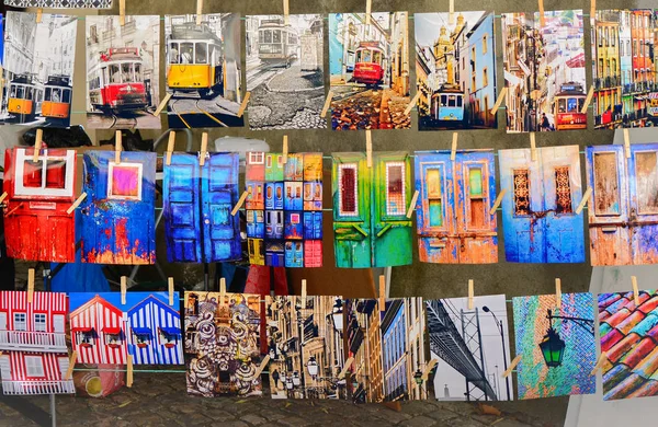 Lisbon, Portekiz - 05 Ağustos 2017: Gösterim ve bit pazarı, Lizbon ayrıntıları ile asılı fotoğraflar bir dizi