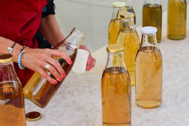 Kombucha yeşil lavanta rezene nane çayı ile şişe