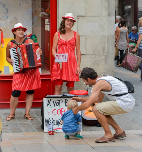 Rochelle Frankrike Augusti 2015 Street Flicka Sångare Med Musikinstrument Göra — Stockfoto