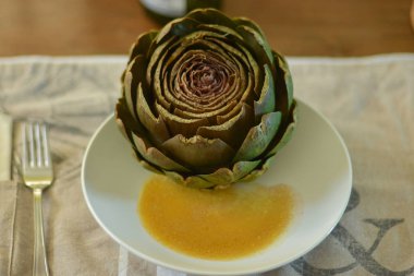 Bir tabak salata sosu ile Fransız enginar