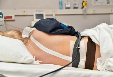 Kasılmalar ve epidural anestezi ile Doğum yeri kadın yatıyor