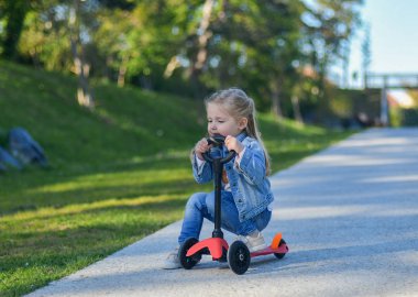 3 yaşında küçük kız bir scooter sürme