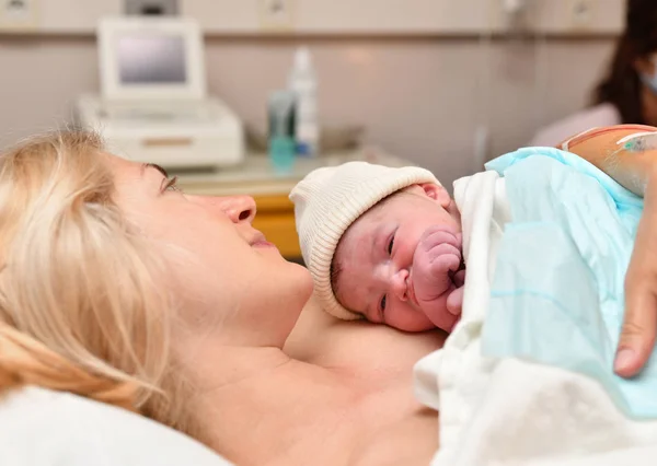 Μητέρα Και Νεογέννητο Μωρό Δέρμα Στο Δέρμα Μετά Γέννηση — Φωτογραφία Αρχείου