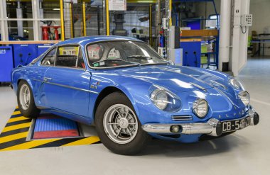 Dieppe, Fransa - 30 Haziran 2018: Renault alp araba mavi modele 110 Berlinette V85 üzerinde sergi Vintage ve klasik arabalar.