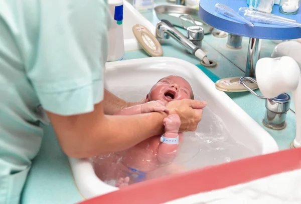 Uma Enfermeira Primeiro Banho Bebê Recém Nascido — Fotografia de Stock