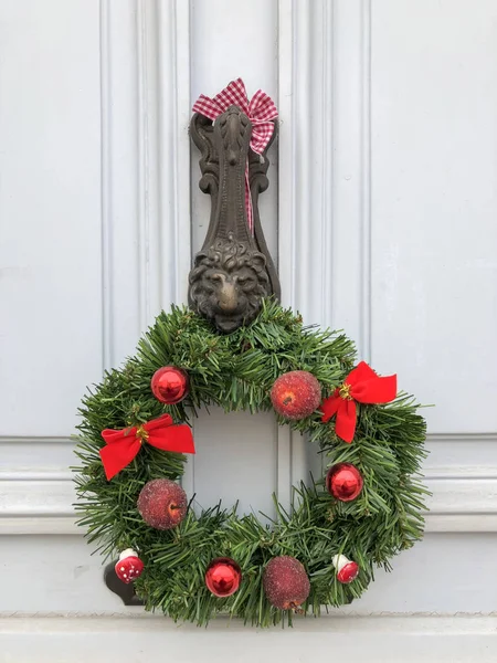 Couronne Noël Aux Pommes Rouges Sur Une Porte Blanche — Photo