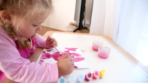 Girl Paints Picture Her Left Hand — Stock Video