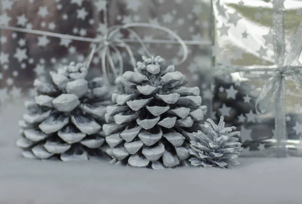 Κώνους Στο Χιόνι Και Δώρα Ασήμι Συσκευασίας Για Χριστούγεννα — Φωτογραφία Αρχείου