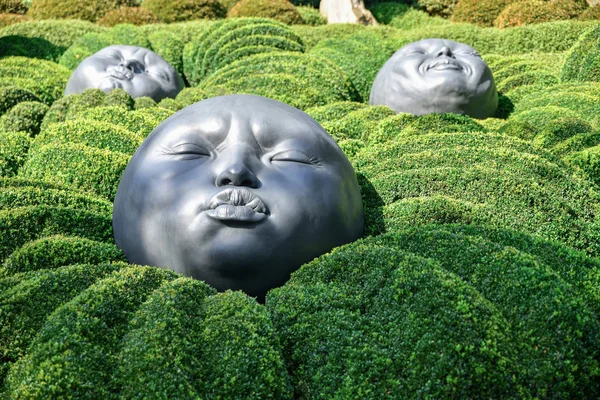 Etretat France September 2018 Giant Rubber Heads Sleeping Green Pillows — Stock Photo, Image