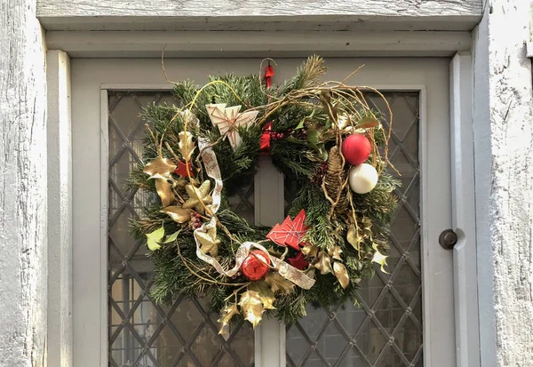 Goldener Weihnachtskranz Auf Einer Weißen Schäbigen Tür — Stockfoto