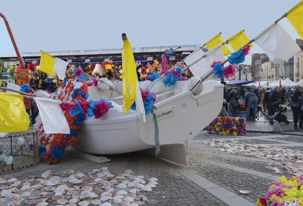Dieppe, Francja - 17 listopada 2018: Kwiaty urządzone łodzi o godziwej śledzia i muszelki powłoki. — Zdjęcie stockowe