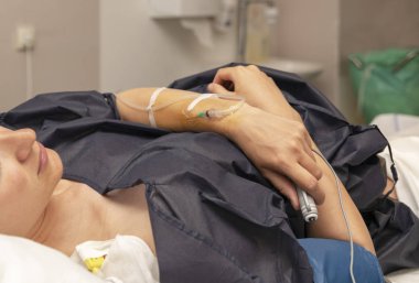Bir damlalık ve itme uzak düğme için epidural anestezi normal bir doz ile bir teslimat odada kadın
