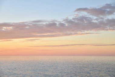 Atlantik Okyanusu üzerinde vanilya günbatımı