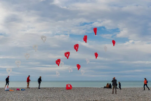 Dieppe Fransa Eylül 2018 Kırmızı Beyaz Uçurtma Kalpler Rüzgarda Uçan — Stok fotoğraf