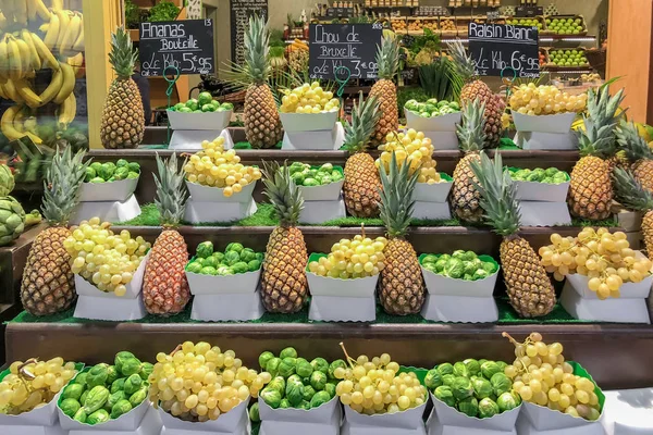 Čerstvé Hrozny Ananas Růžičková Kapusta Obchod Potravinami Supermarketu Francii — Stock fotografie