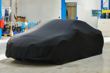 Yeni kapalı araba modeli sunum öncesi fabrika