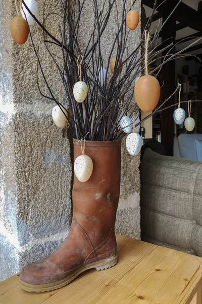 ゴムのブート イースター装飾卵を枝 — ストック写真