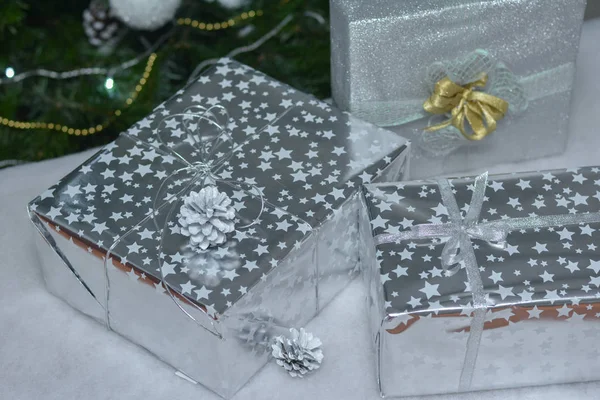 Подарунки в срібній упаковці з зірками та бантами — стокове фото