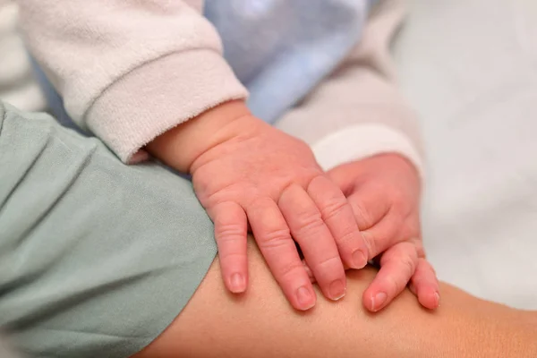 Λεπτή και μακριά νύχια της ένα νεογέννητο μωρό — Φωτογραφία Αρχείου