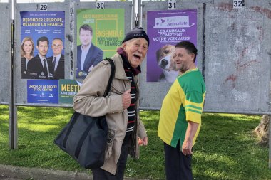Dieppe, Fransa - 15 Mayıs 2019 : Erkekler Avrupa Birliği seçimleri için adaylar ile afiş bakmak