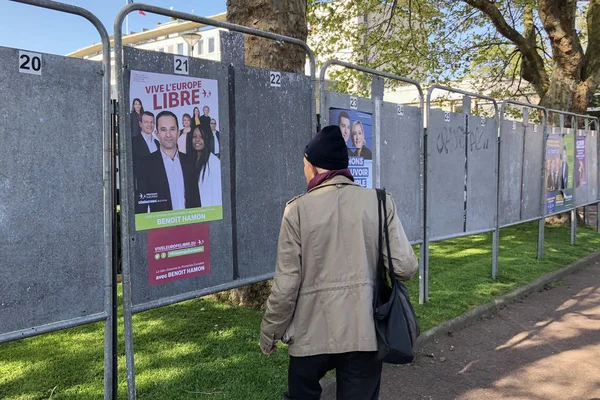 Dieppe, Frankrike-15 maj 2019: man tittar på bannern med kandidater för val till Europeiska unionen — Stockfoto