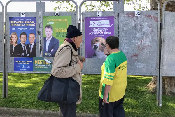 Dieppe, Frankrike-15 maj 2019: män tittar på bannern med kandidater för val till Europeiska unionen — Stockfoto