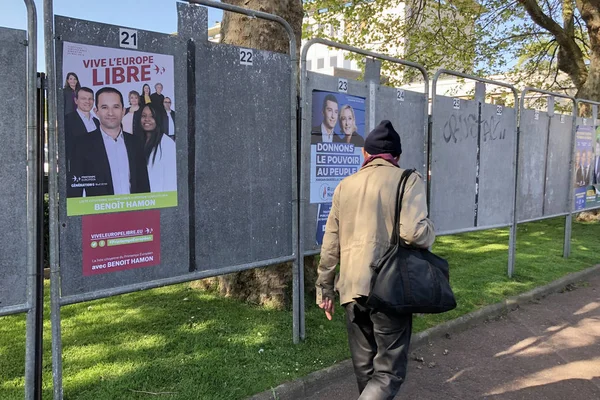 Dieppe, Frankrike-15 maj 2019: man tittar på bannern med kandidater för val till Europeiska unionen — Stockfoto